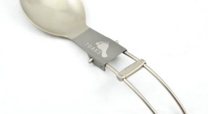 Ultralehká skládací lžíce TOAKS Titanium Folding Spoon - s leštěnou naběračkou, pevná a korozivzorná.