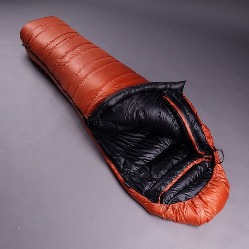 Cumulus Panyam 600 02 Rozložený pootevřený péřový spacák Cumulus Panyam 600 v oranžové barvě.