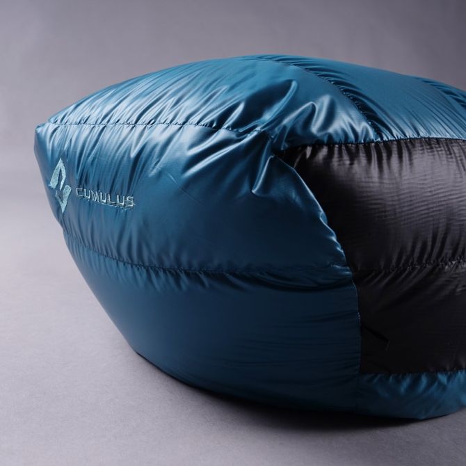 Footbox na nohy péřového spacáku Cumulus Teneqa 700 ve světlé modré barvě.