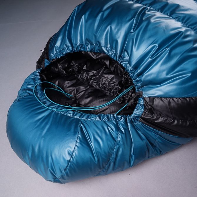 Stahování límce kapuce péřového spacáku Cumulus Teneqa 700