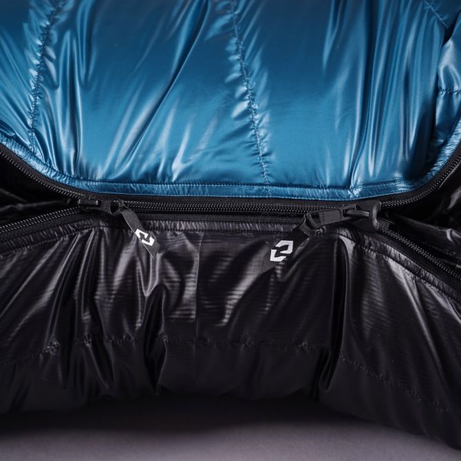 Péřový spacák Cumulus Teneqa 700 s dvoucestným zipem ve světlé modré barvě.