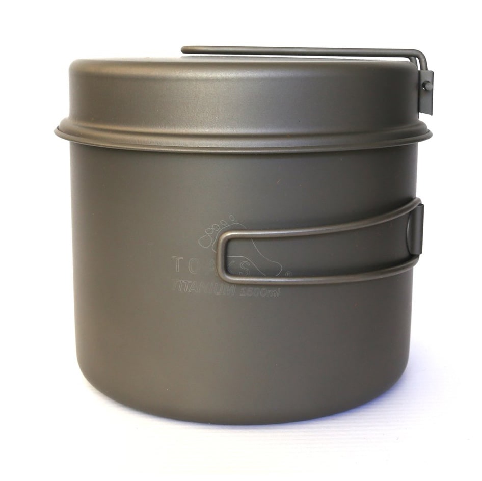 Olive steel mess tin with lid and side handle, a compact military-style camping cooking kit