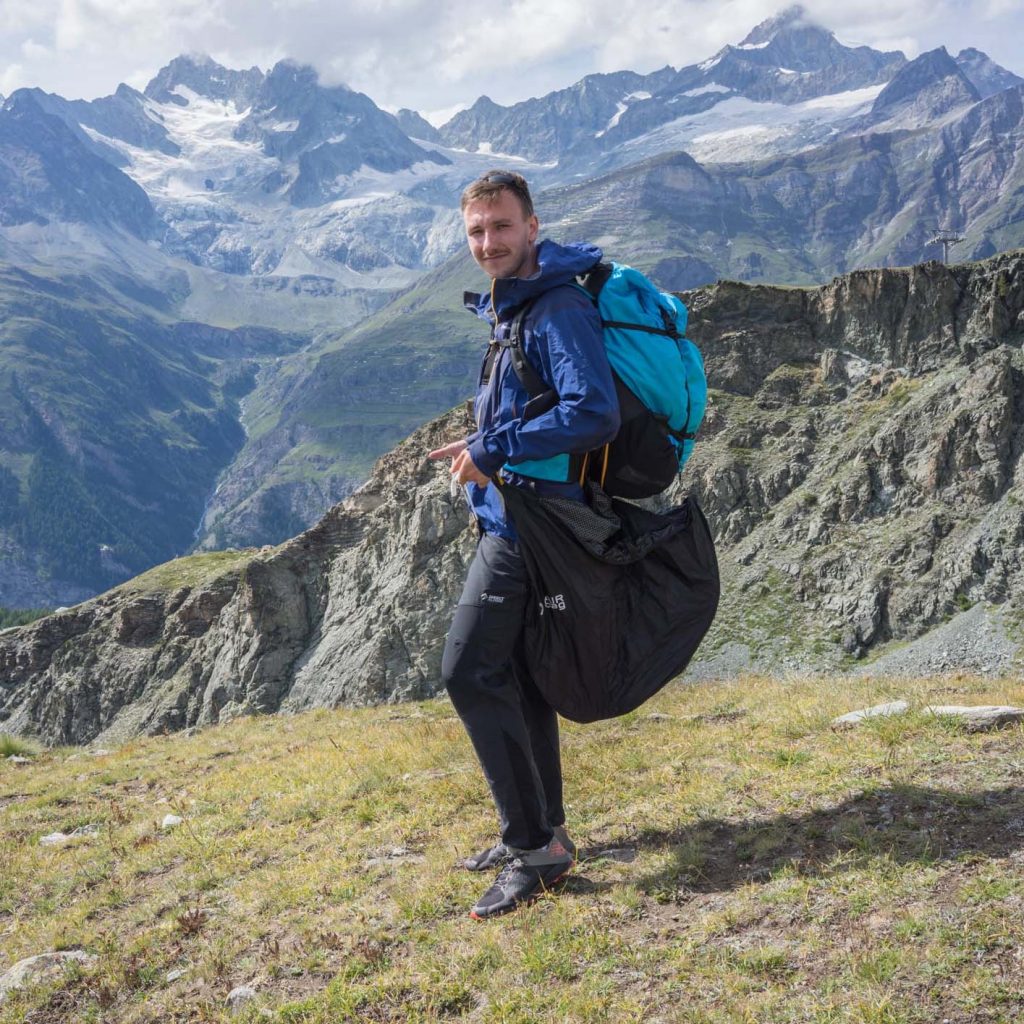 Osoba v horách s ultralehkým batohem