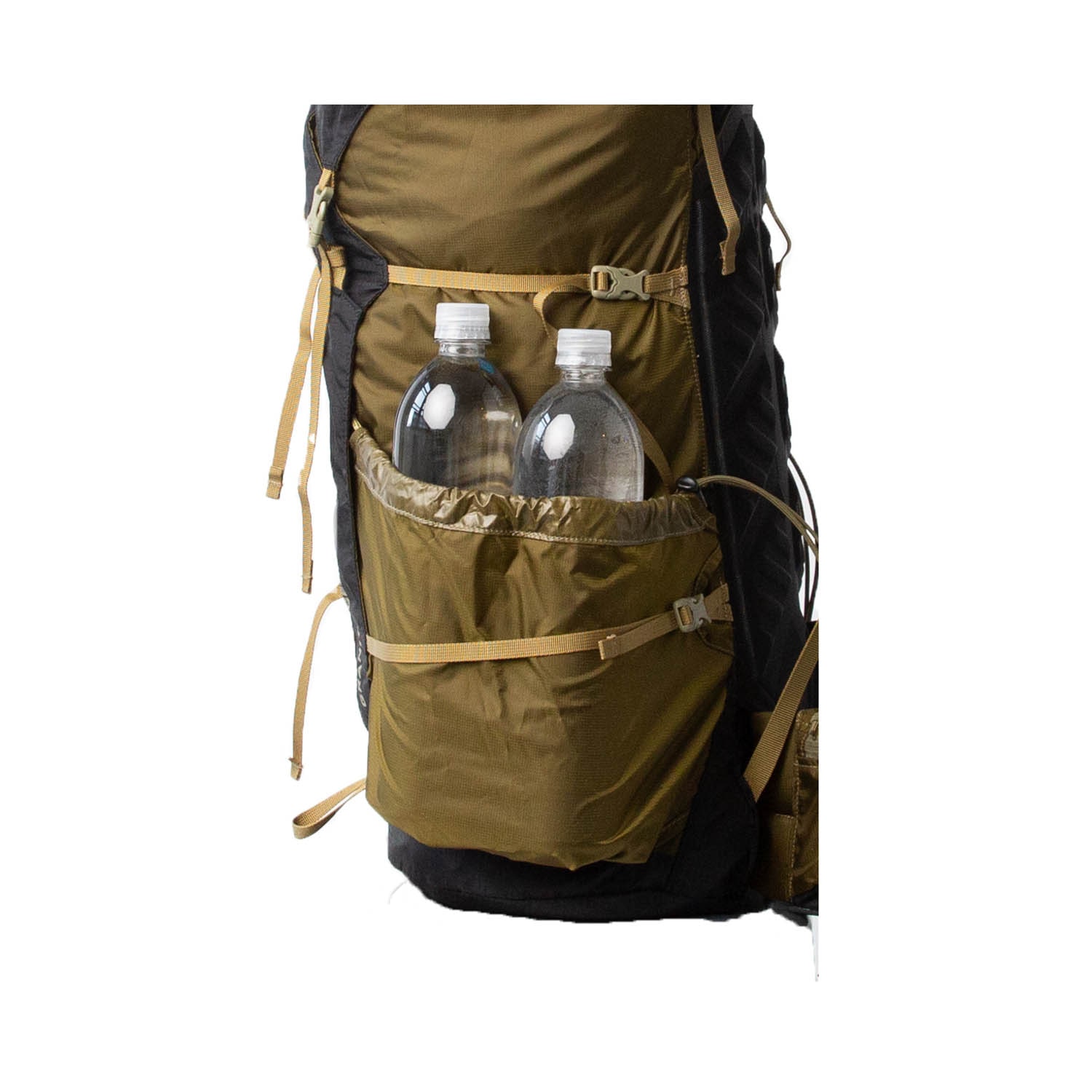 Postranní kapsa batohu Granite Gear Crown2 60, zabezpečená popruhy a stahováním v hnědé barvě.