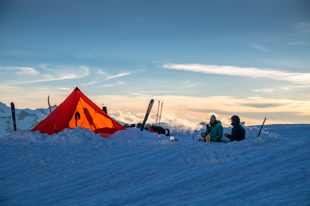 Ultralehký stan bez opory MSR Front Range Shelter - postavený v zimě, pyramidový tvar stanu patří mezi nejodolnější