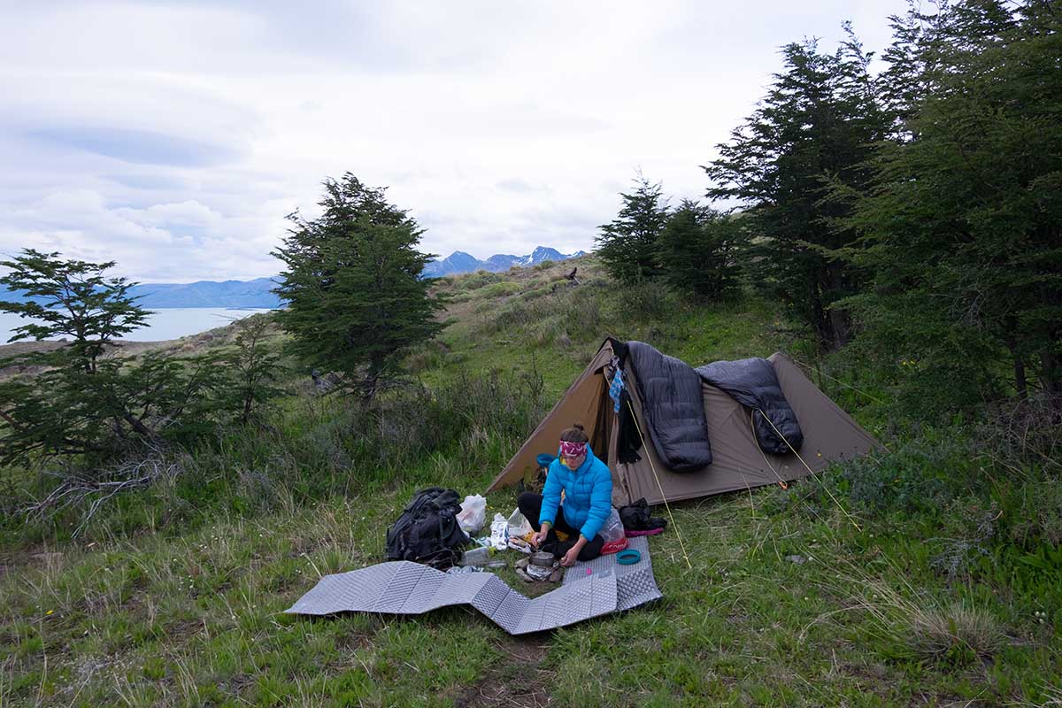 Jednoplášťový ne-samonosný stan Mountainsmith Mountain Shelter LT - postavený na 2 trekové hole v oblasti Patagonie