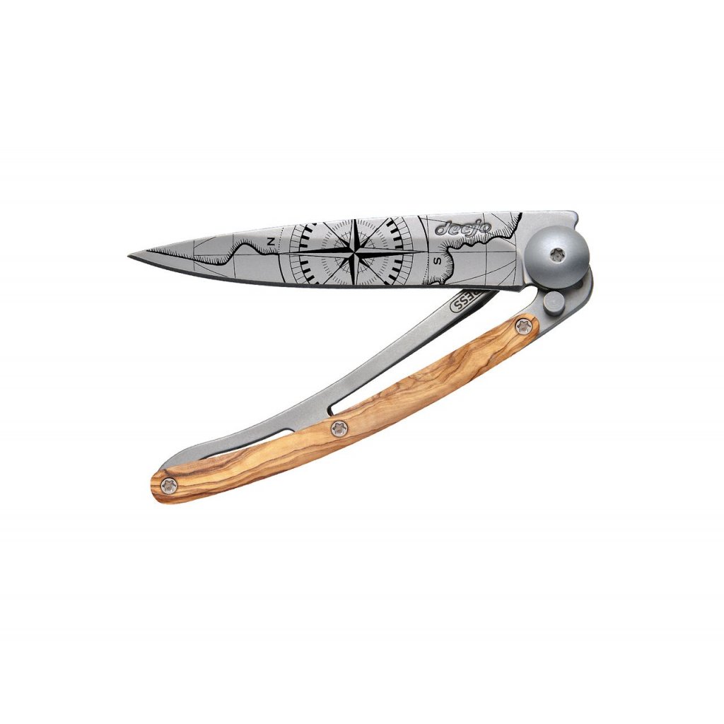 33496 Deejo 9cb103 1 Ultralehký a minimalistický nůž Deejo Tattoo 27g Terra Incognita Olive Wood s motivem "Země neznámá"