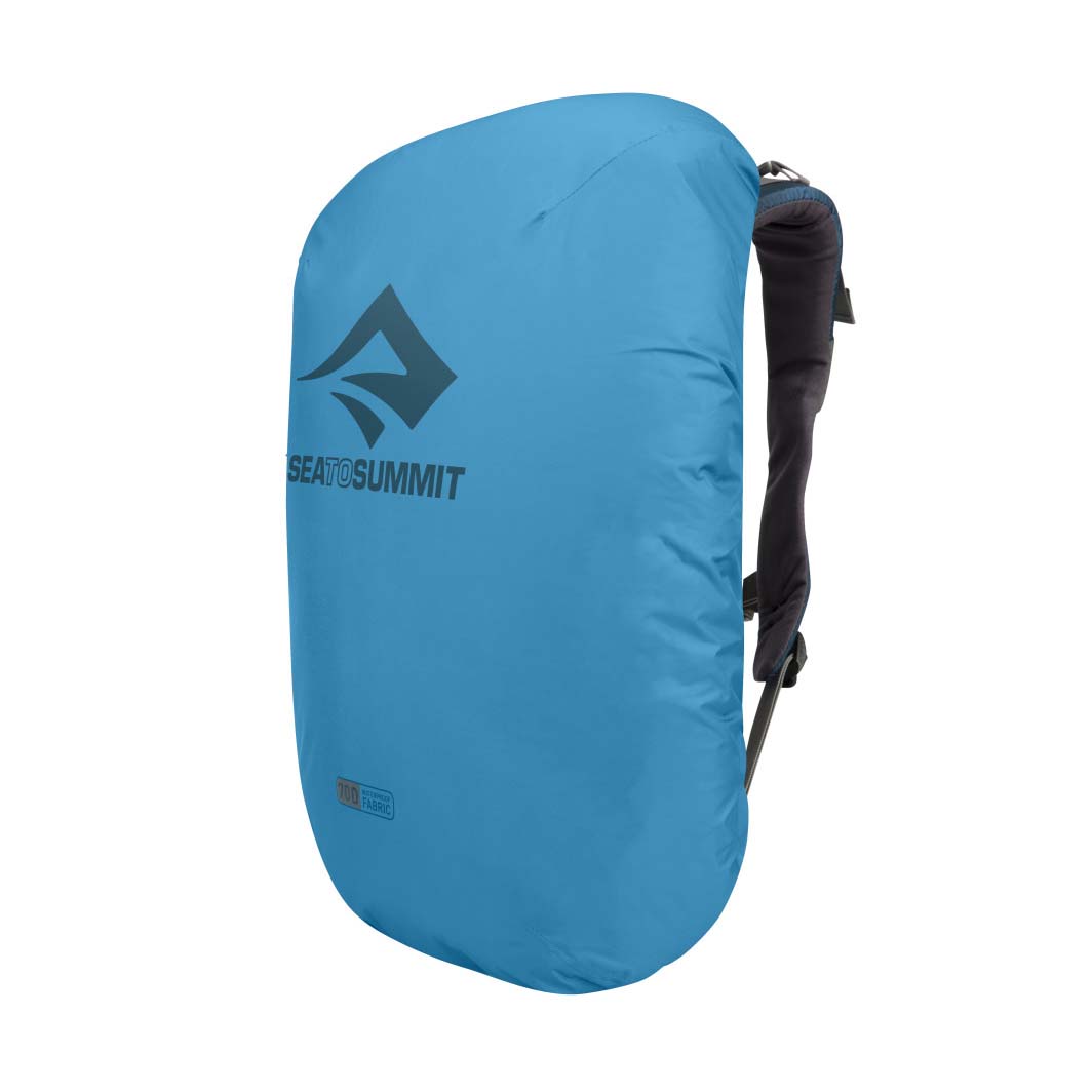 Sea To Summit Nylon Pack Cover S (30 50 L) (2) Skladná a robustní pláštěnka Sea To Summit Nylon Pack Cover S (30-50 l) - modrá nasazená na batohu.