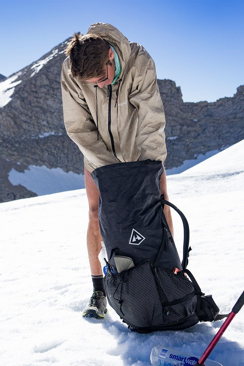 Hyperlite Mountain Gear Packs 2400 Southwest 18175543967789 Batoh Hyperlite Mountain Gear 2400 Southwest Black - s osobou kontrolující obsah batohu