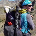 Hyperlite Mountain Gear Packs 3400 Southwest 28479546327085 Osoba s batohem Batoh Hyperlite Mountain Gear 3400 Southwest Black - na zádech, s příslušenstvím sbaleným v síťované kapse a karimatkou na batohu