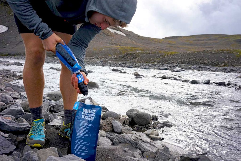 Používání vodního filtru od značky Sawyer Squezee při přechodu Islandu