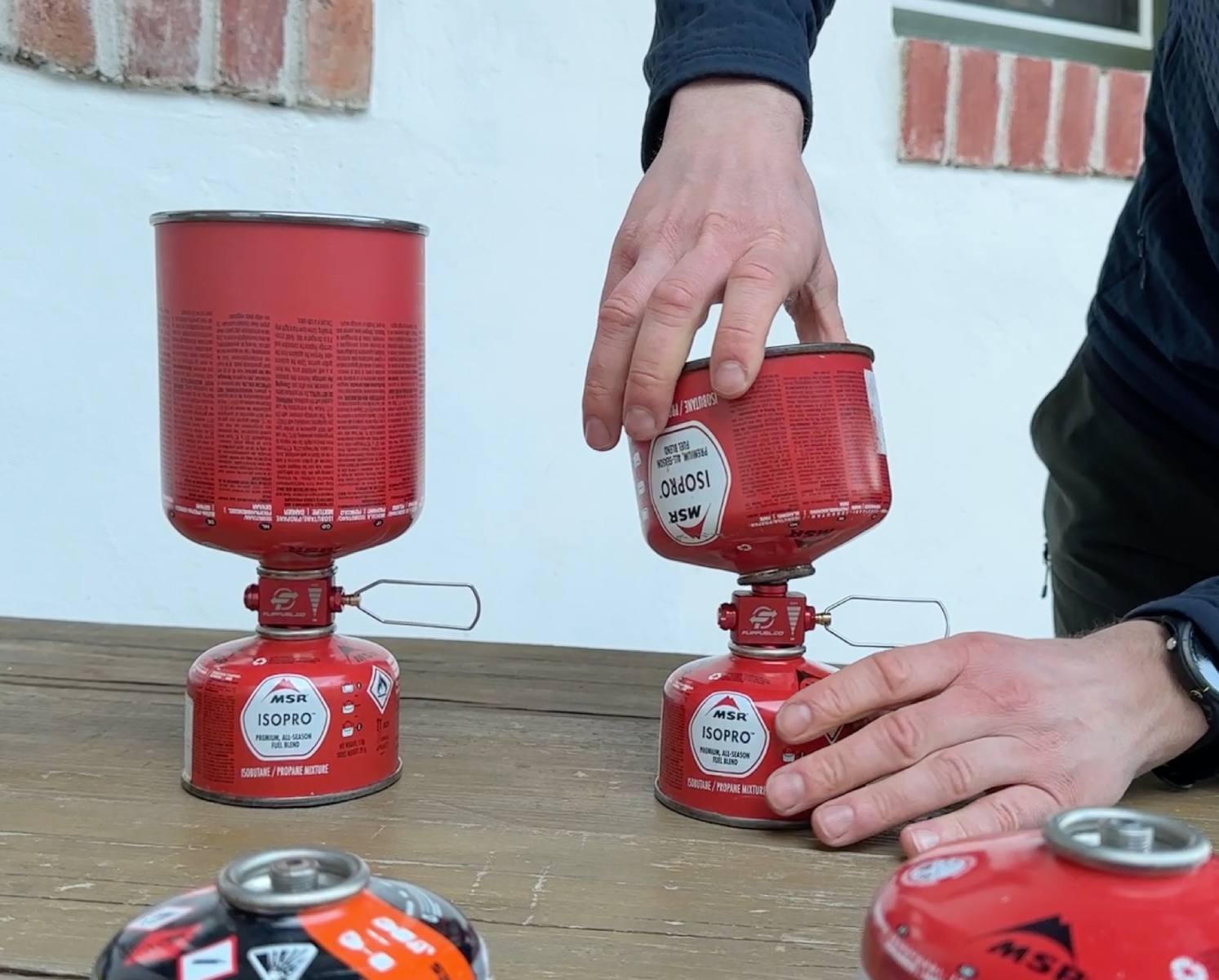 Praktické zařízení pro přenos plynu mezi poloprázdnými isobutanovými kartušemi.