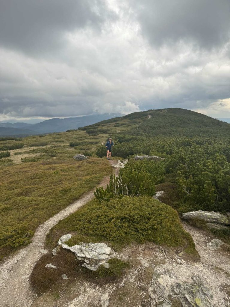 Stezka - červená turistická značka vedoucí přes východní část pohoří Nízkých Tater.