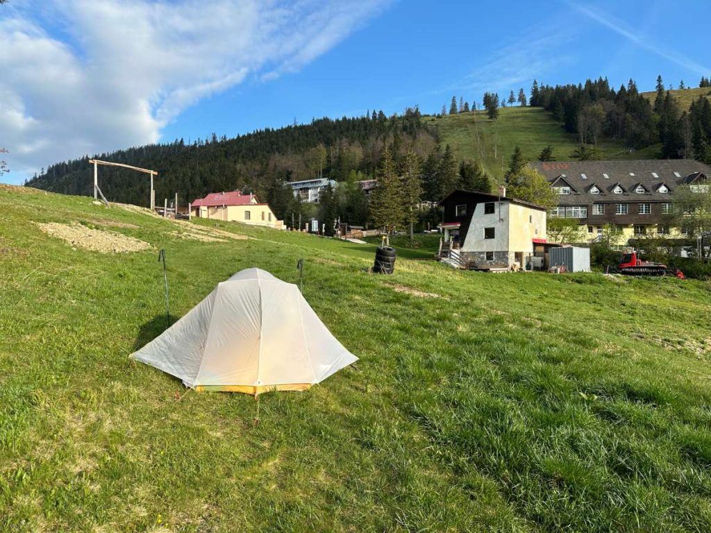 Jednorázové stanování je dovoleno také za domem Horské služby v sedle Čertovica.