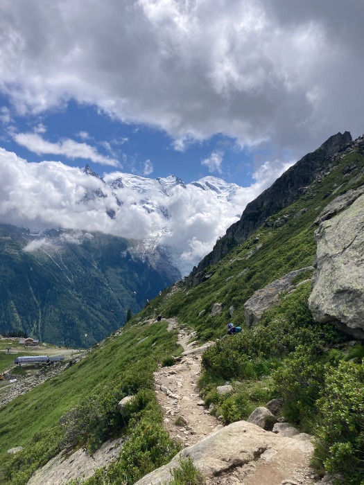 Turistická stezka Tour du Mont Blanc v horách