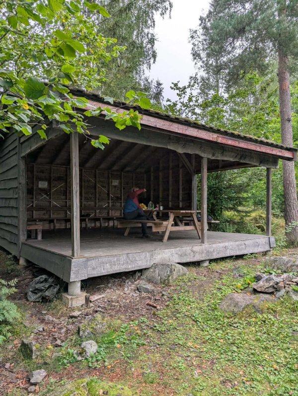 Cesta Svateho Olafa 14 – Gramino Dřevěný přístřešek gapahuk