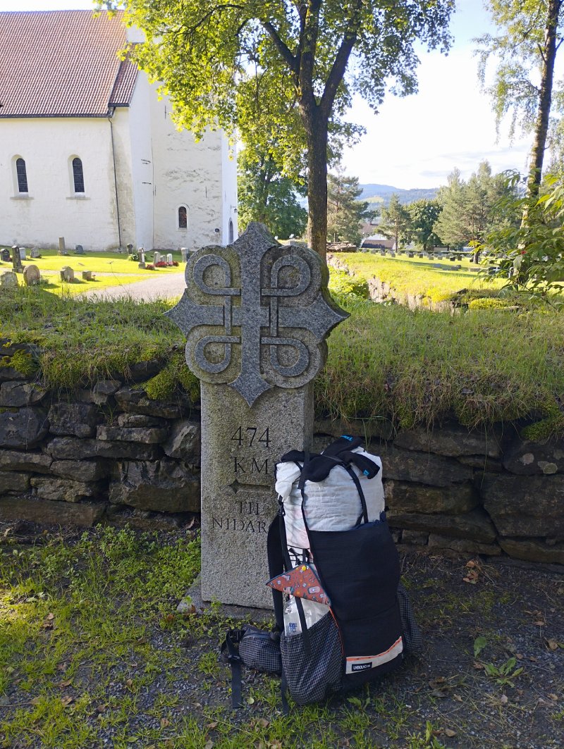 Cesta Svateho Olafa 20 – Gramino Batoh Hyperlite Mountain Gear a kamenný milník